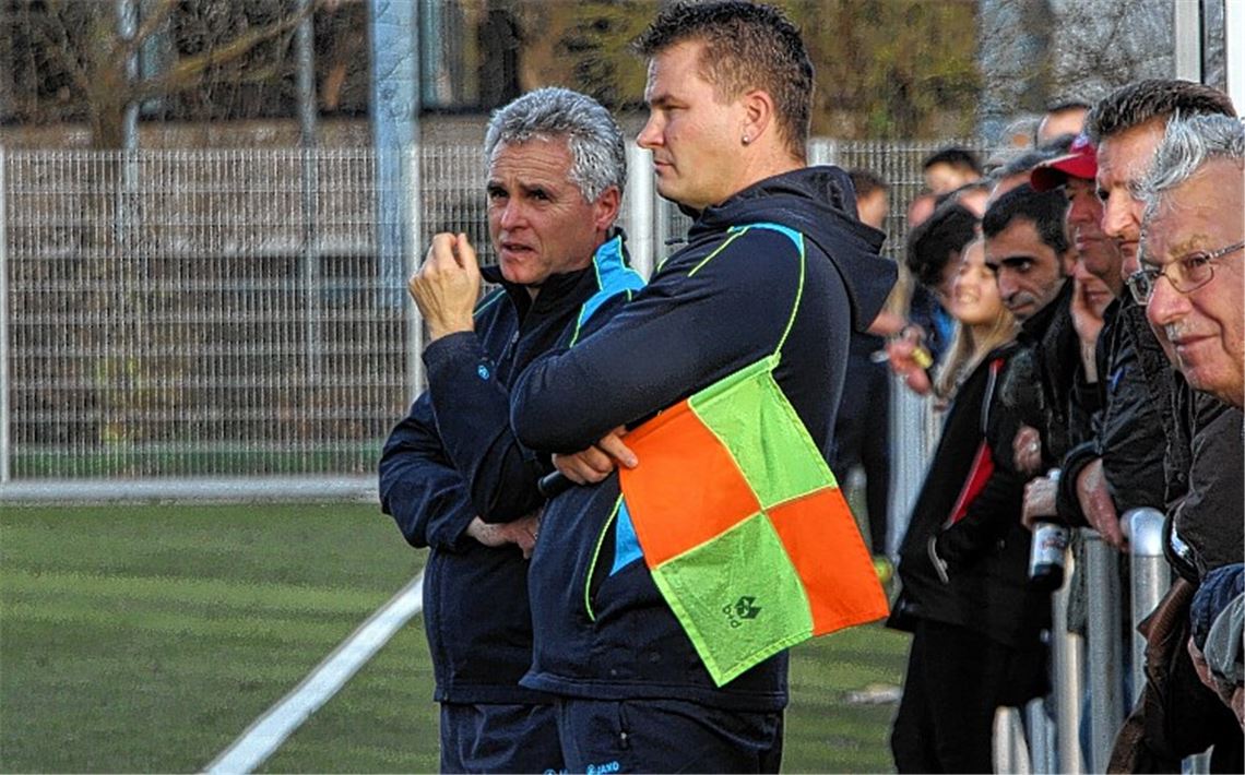 Trainer Reiner Schäfer (li.) und Spielleiter Michael Wirthle sind ganz gelassen und überzeugt: In der Rückrunde wird Phönix Lomersheim erfolgreich Fußball spielen.