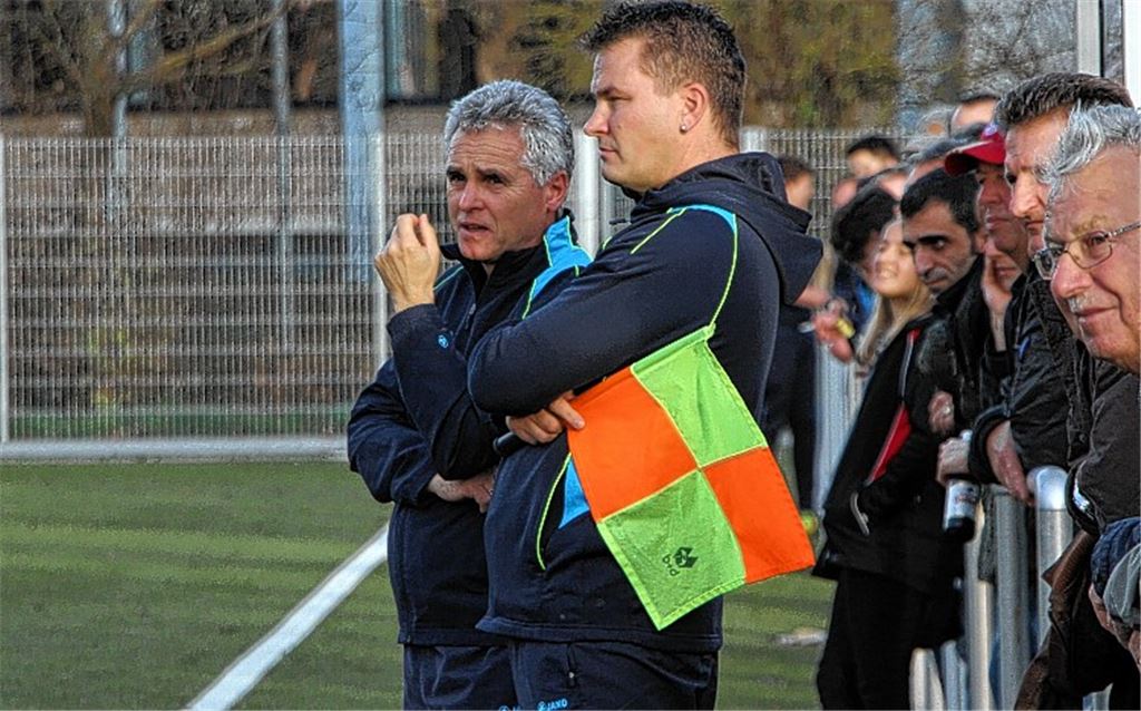 Trainer Reiner Schäfer (li.) und Spielleiter Michael Wirthle sind ganz gelassen und überzeugt: In der Rückrunde wird Phönix Lomersheim erfolgreich Fußball spielen.