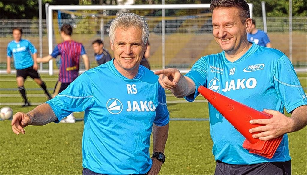Trainer Reiner Schäfer (li.) und sein Co-Trainer Simon Roller, der zugleich als Chefcoach für die zweite Mannschaft in der Kreisliga B5 die Verantwortung trägt. Fotos: Fotomoment