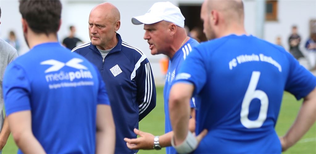 Trainer Sascha John (2. v. re.) gilt als impulsiver Motivator. Er lebt den Fußball und liebt seinen FC Viktoria Enzberg, für den er in seiner aktiven Zeit selbst die Kickschuhe geschnürt hat.Archivfoto: Huber
