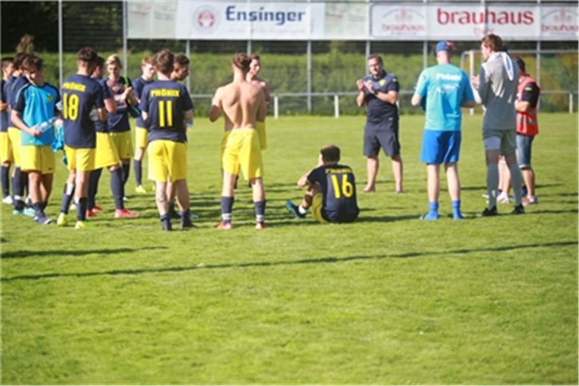 Trainer Simon Roller beklatscht in seiner Ansprache die Leistung seiner Mannschaft, die gegen Hessigheim durchaus mehr als einen Punkt verdient gehabt hätte. Fotos: Huber