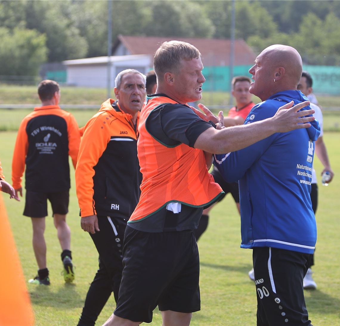 Trainer, Spieler und Offiizielle rangelten hier und da, ohne dass die Situation eskalierte – mit einer Ausnahme. Foto: Harrry Rubner