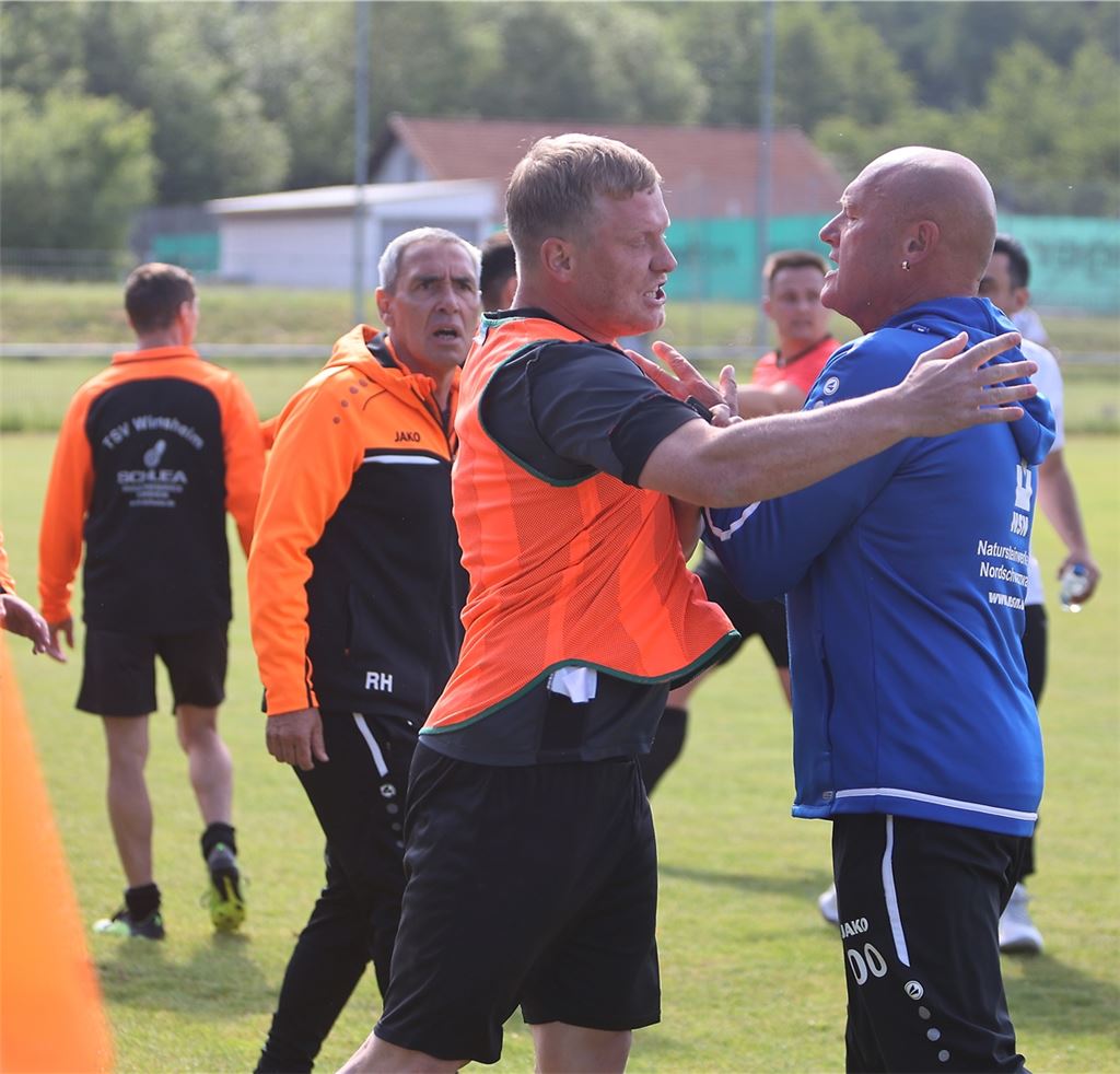 Trainer, Spieler und Offiizielle rangelten hier und da, ohne dass die Situation eskalierte – mit einer Ausnahme. Foto: Harrry Rubner