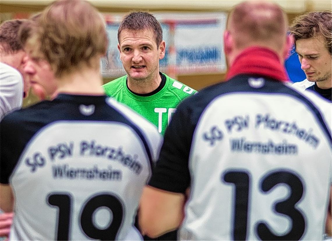 Trainer Thorsten Meier versucht, seine Mannschaft aufzurütteln. Die SG Pforzheim/Wiernsheim hinkt den eigenen Ansprüchen hinterher. Foto: Zschorsch