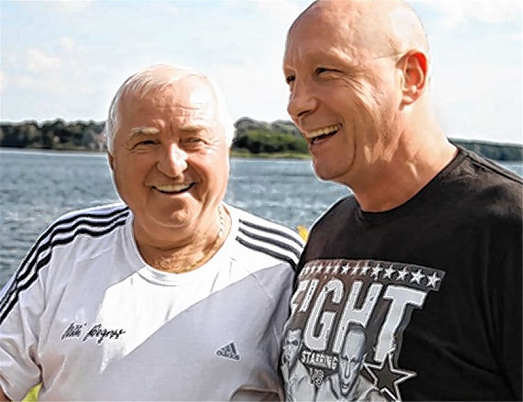 Trainer Ulli Wegner (li.) trifft Uwe Hück, der sich vor dem Charity-Kampf in Ludwigsburg noch ein paar Kniffe zeigen lässt. 
