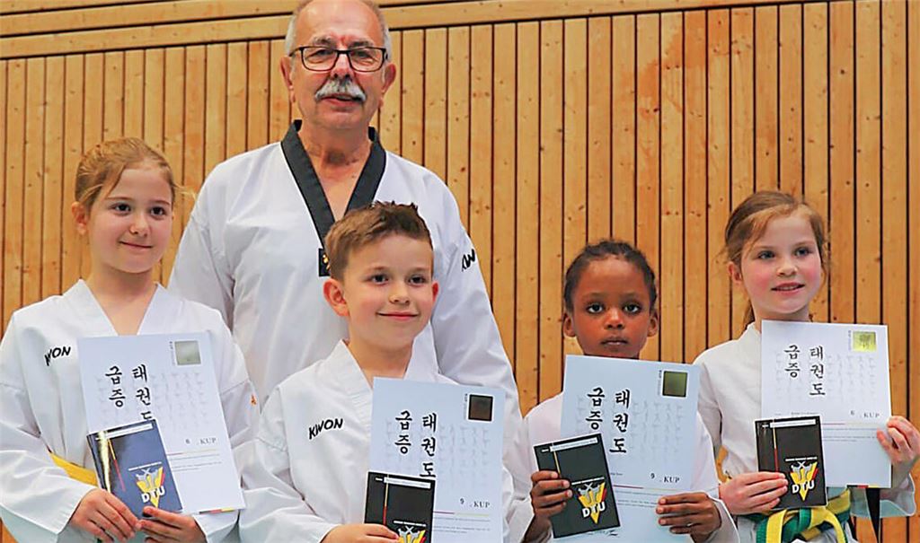 Trainer und Vorstand Luis Escolano mit vier der Prüflinge von Taekwondo Mühlacker.