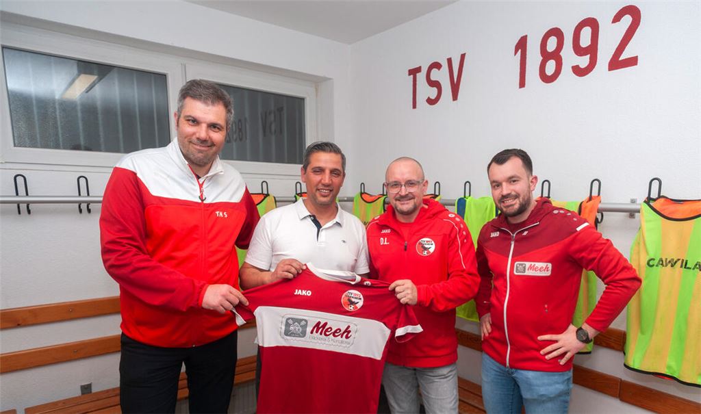 Trainerbegrüßung beim TSV Wiernsheim (v.li.): Fußball-Abteilungsleiter Tobias Neubert, Zeki Muharemi, Daniel Lange und Vorstand Jochen Schrafft. 