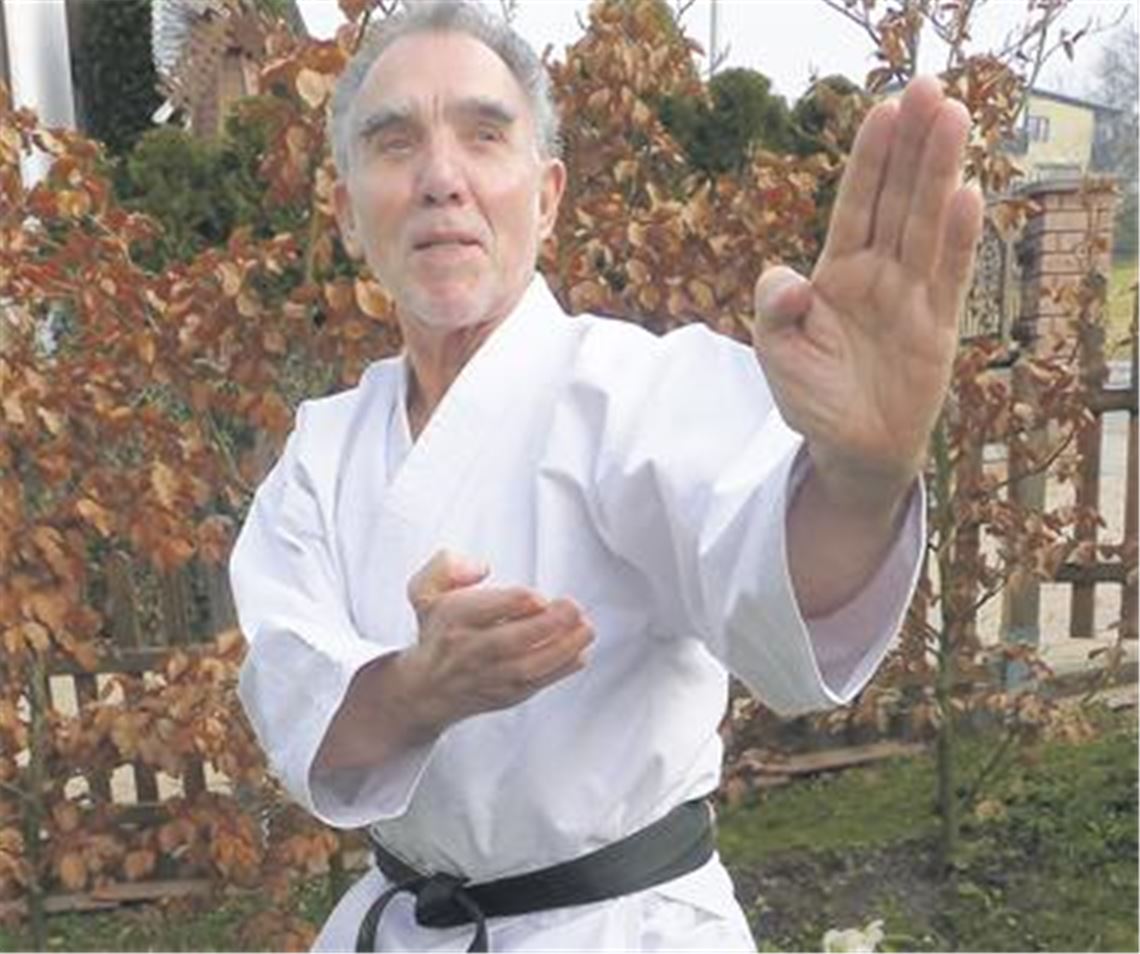 Trainiert viel, um mit seinen Karate-Kids Schritt zu halten: der 76-jährige Horst Leneweit in der Stellung Shuto-Uke aus Kokutsu-Dachi. Foto: Roth