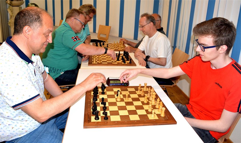 Training bei den Schachfreunden Illingen: Marcel Dubansky übt mit seinem Vater Tilo Dubansky. Foto: Stahlfeld