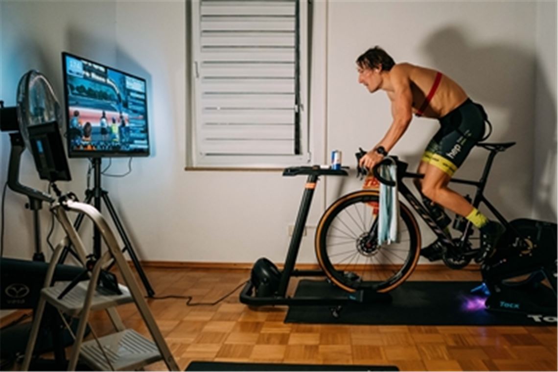 Training in den eigenen vier Wänden: Der Spitzentriathlet Sebastian Kienle in der „heißen“ Vorbereitungsphase vor der Challenge Daytona.  Pushing Limits