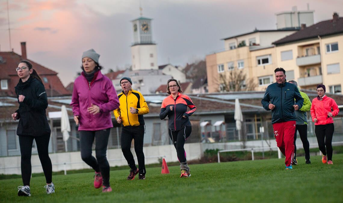 Training in der Gruppe: 50 Läuferinnen und Läufer können sich auch in diesem Jahr gemeinsam mit den Lauf-Experten der AOK Nordschwarzwald auf den Mahle-Lauf vorbereiten.