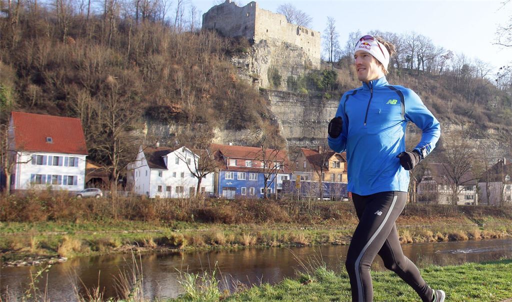 Training unter der Burg. Am 23. Juli wird der Ironman-Weltmeister von 2014 erstmals auch im Wettkampf in der Senderstadt schwimmen, radeln und laufen. Foto: Archiv