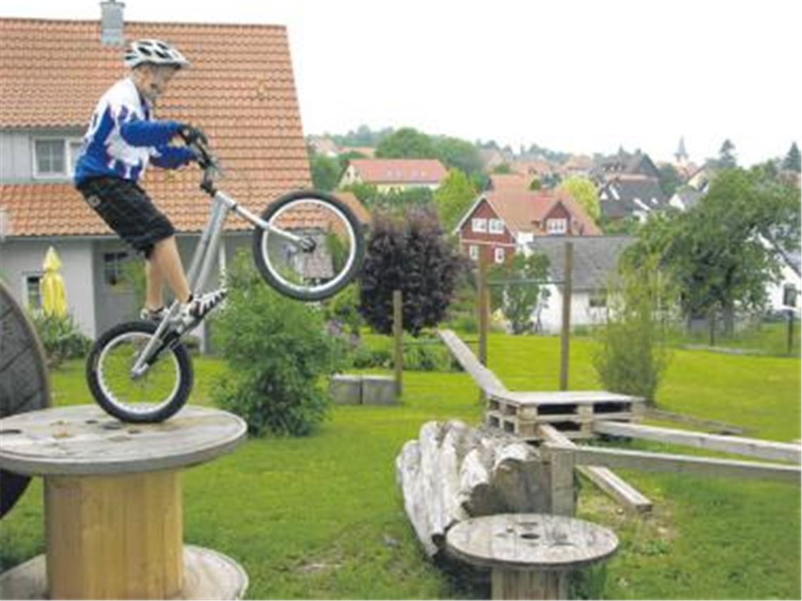 Trainingsgelände im eigenen Garten: Vor dem Panorama von Großvillars übt Jonas Friedrich auf Holztrommeln, Paletten, Betonröhren und anderen Hindernissen.
Foto: Ochs