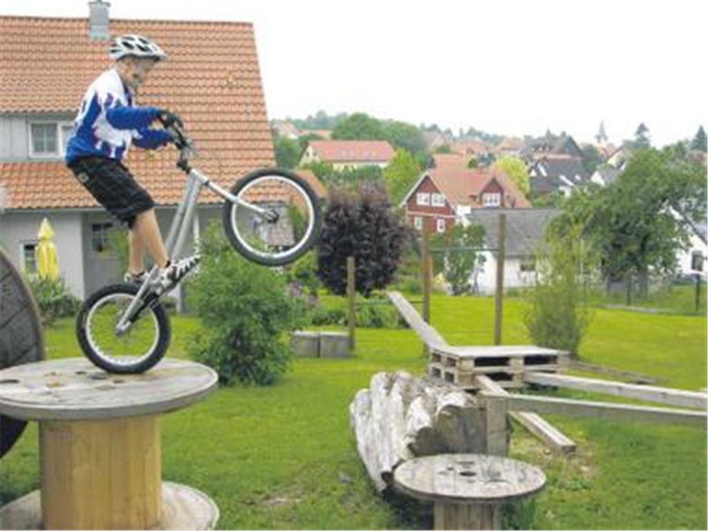 Trainingsgelände im eigenen Garten: Vor dem Panorama von Großvillars übt Jonas Friedrich auf Holztrommeln, Paletten, Betonröhren und anderen Hindernissen.
Foto: Ochs