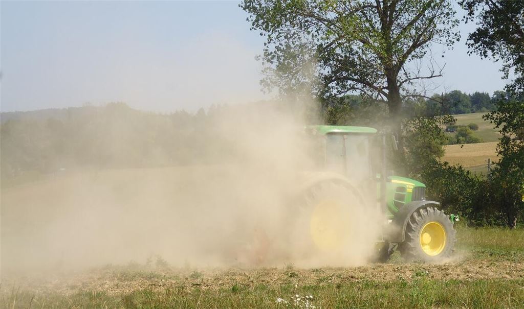 Traktoren auf dem Feld verschwinden derzeit in einer dichten Staubwolke. Foto: Dietrich