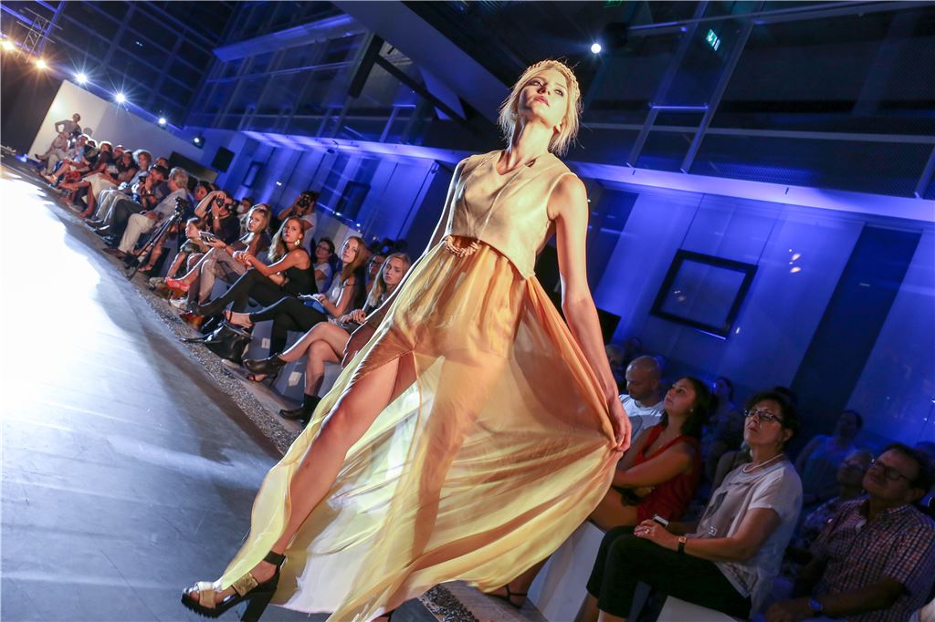 Transparente Stoffe und fließende Formen zeichnen viele Arbeiten aus. Foto: Hansen