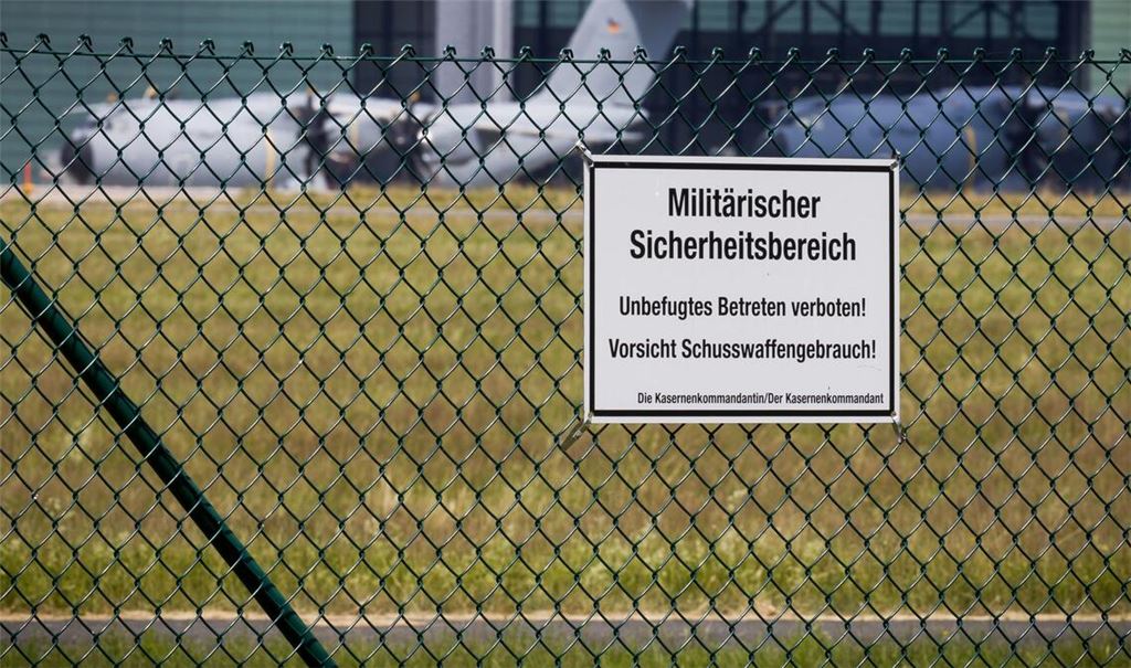 Transportflugzeuge vom Typ Airbus A400M stehen auf dem Fliegerhorst Wunstorf. Deutschland bietet Venezuela Unterstützung an.