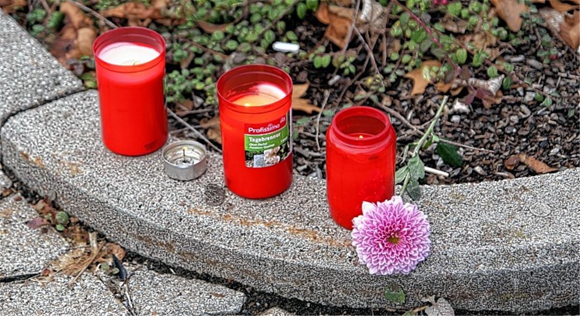 Trauer in Bretten: Bei einem Unfall auf einem Supermarkt-Parkplatz verliert eine 34-Jährige ihr Leben. Ihre zweijährige Tochter schwebt zwischenzeitlich in Lebensgefahr, ein vier Wochen altes Baby in der Trageschale wird leicht verletzt. Ein 88-Jähriger hatte Mutter und Kinder, als er rückwärts fuhr, mit seinem Wagen erfasst und, als die Frau sich wieder aufrichtete, nochmals zurückgesetzt.