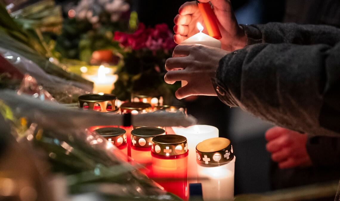 Trauer in Crans-Montana: Blumenmeer und Kerzen für Opfer des Silvesterbrandes