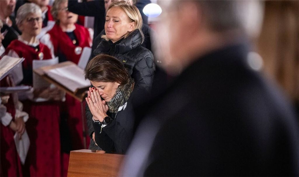 Trauer um die Opfer des Brandes in der Silvesternacht: Menschen beten während der Sonntagsmesse in der katholischen Kapelle Saint-Christophe.