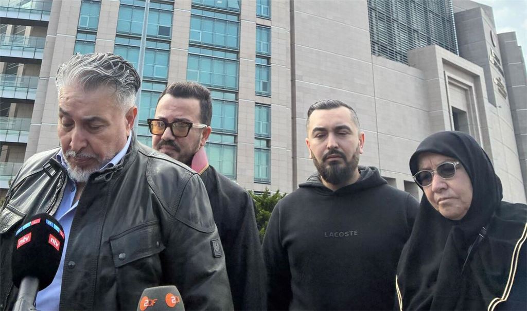 Trauernde Angehörige vor dem Prozess in Istanbul: die Eltern und der Bruder des toten Familienvaters  mit ihrem Anwalt (2.v.l.)