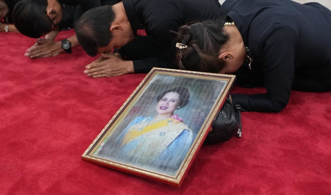 Bilder des Tages Trauernde beten in Bangkok mit einem Porträt der Königinmutter Sirikit.
