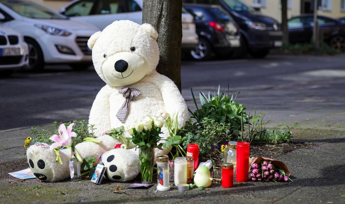 Trauernde gedachten am Sonntag in Witten der Opfer.