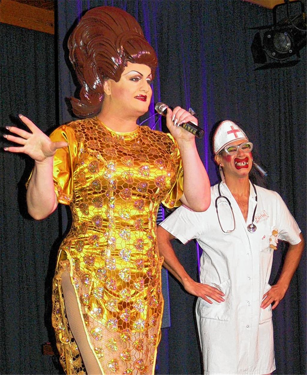 Traum-Team: Frl. Wommy Wonder und Schwester Bärbel räsonieren über das Leben. Foto: Garhöfer