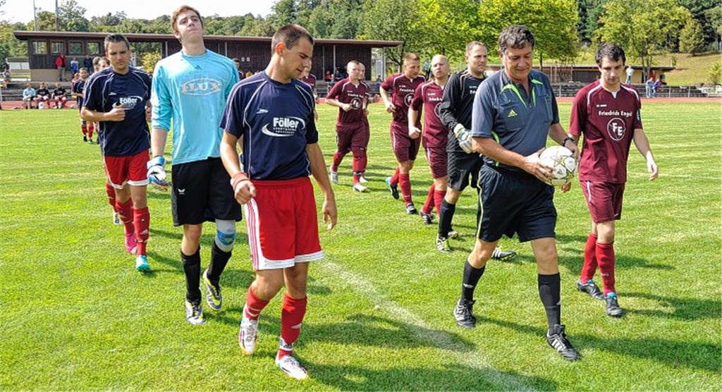 Traumrasen: Das sanierte Hauptspielfeld im Sportzentrum ist mit einer neuen Beregnungsanlage und einer Drainage für die Zukunft gut gerüstet. Nach einem Sektempfang dürfen die Erste und die Zweite Mannschaft des TSV Maulbronn gegen die Vertretungen der SK Hagenschieß auf dem neuen Grün ran. Der TSV Maulbronn (im Bild mit blauen Trikots) siegt 5:2, die Reserve verliert 2:3. 