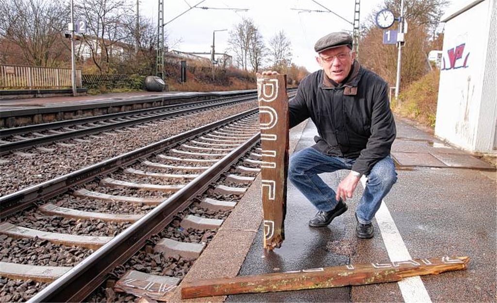Traurig und wütend: Gerhard Dürr vom Ötisheimer Bouleclub findet an den nahe gelegenen Bahngleisen die Überreste des Schilds, das einst den Eingang zum Vereinsgelände schmückte. Unbekannte hatten die Tafel aus Holz, die ein mittlerweile verstorbener Vereinskamerad in Handarbeit angefertigt hatte, aus der Halterung gerissen und auf die Schienen gelegt, damit ein Zug darüberfährt.