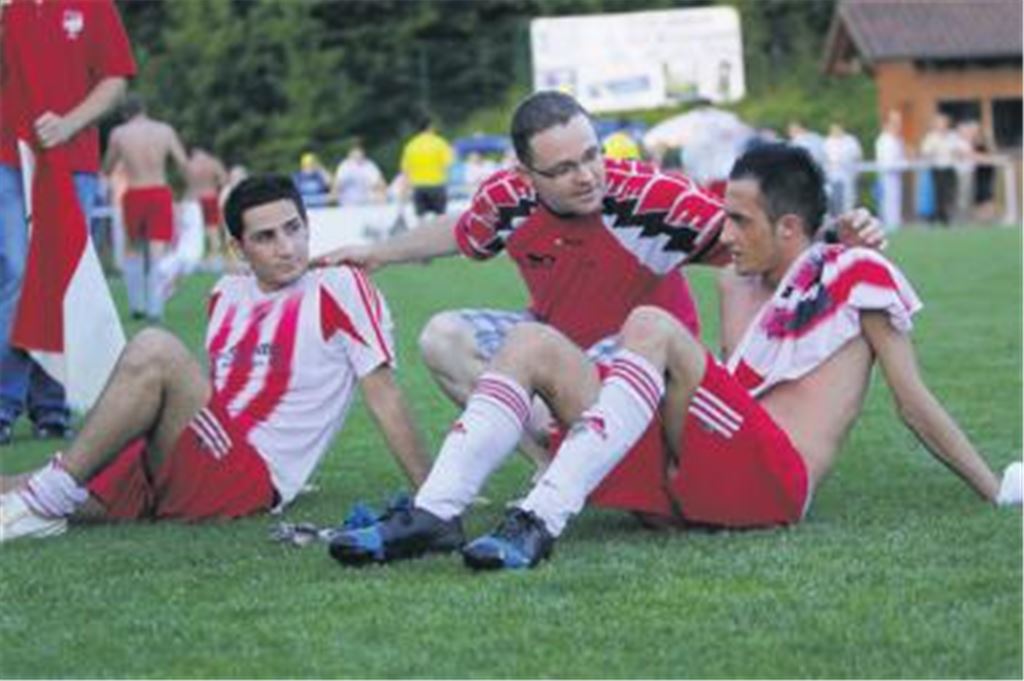 Traurige Gesichter im Maulbronner Team: TSV-Abteilungsleiter Daniel Göbl (Mitte) tröstet Serkan Secen (li.) und Kerem Özdemir.
Foto: Eigner