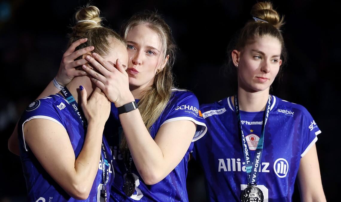 Traurige Verliererinnen von Allianz MTV Stuttgart nach der Siegerehrung (v. li.): Antonia Stautz, Eleanor Holthaus, Pia Kästner.