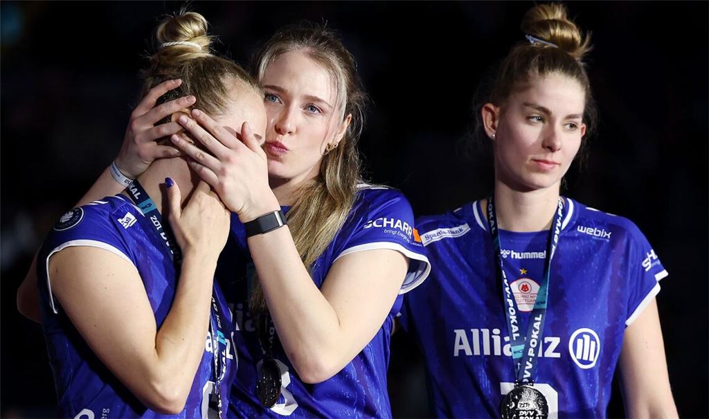 Traurige Verliererinnen von Allianz MTV Stuttgart nach der Siegerehrung (v. li.): Antonia Stautz, Eleanor Holthaus, Pia Kästner.