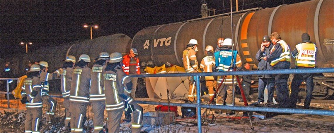 Trauriger Einsatz am Bahnhof Mühlacker: Die Bergung des Opfers und die polizeilichen Ermittlungen nehmen mehr als zwei Stunden in Anspruch.