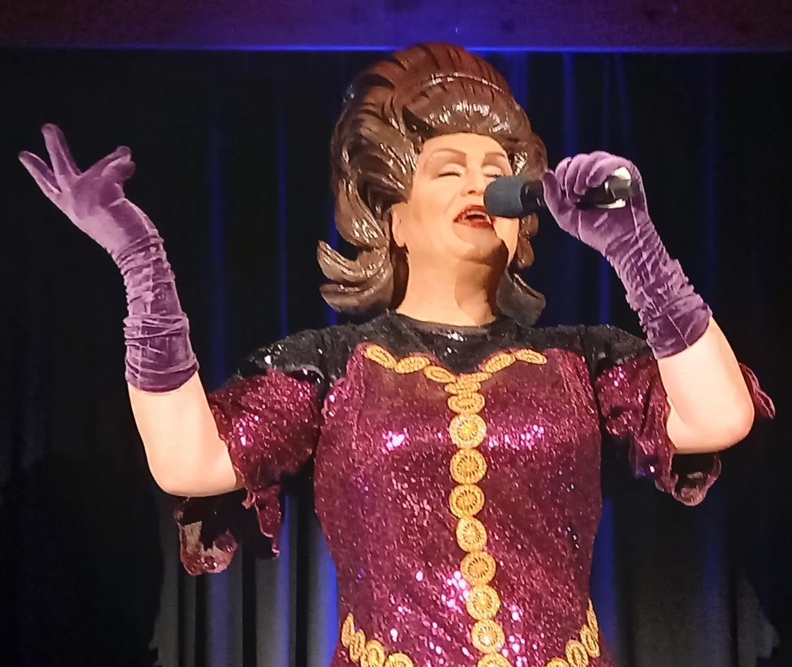 Travestie-Star Wommy Wonder präsentiert sich in Höchstform. Foto: Bastian