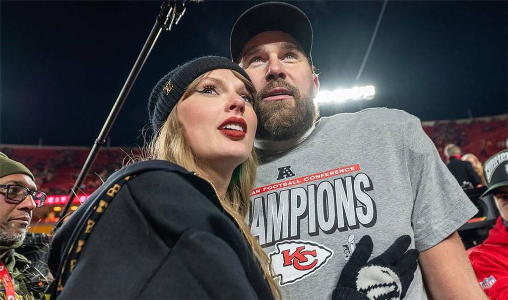 Travis Kelce und Taylor Swift feiern den Sieg der Kansas City Chiefs über die Buffalo Bills am 26.01.2025 im Arrowhead Stadion in Kansas City.