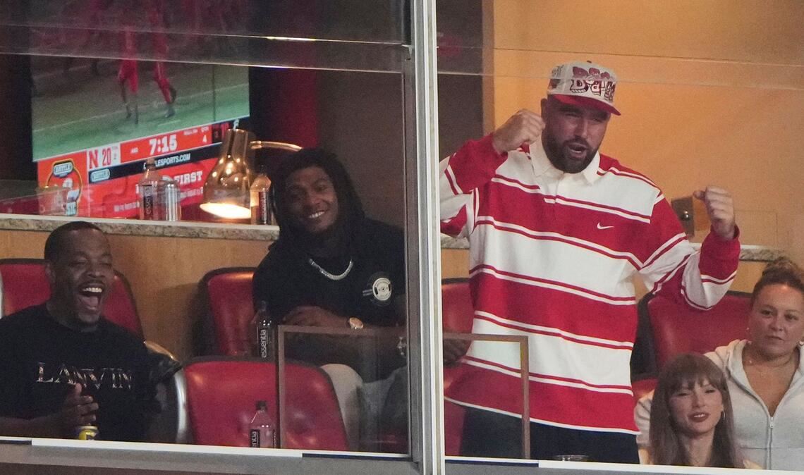 Swift und Kelce zeigen sich nach Verlobung im Stadion Travis Kelce und Taylor Swift schauten sich von einer Loge aus das Spiel zusammen an.