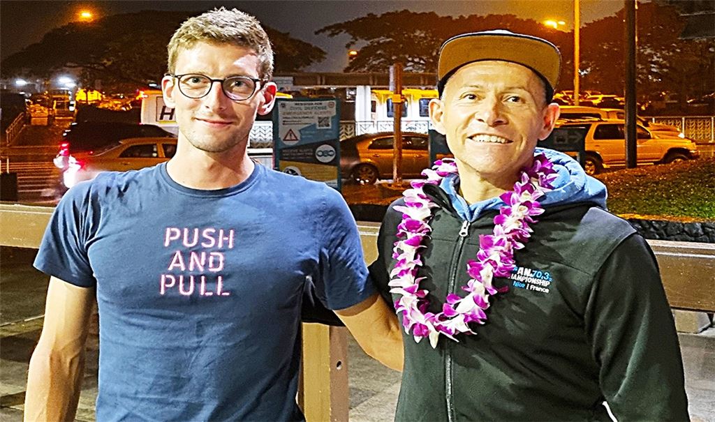 Treffen auf Hawaii: Der Heilbronner Spitzentriathlet Florian Angert und Thomas Fritsch am Flughafen, unten Fritschs Rennrad, das heil angekommen und startklar ist, der Illinger zu Hause beim Training und der Bereich am Pier in Kona. Fotos: oda (1), Metzger