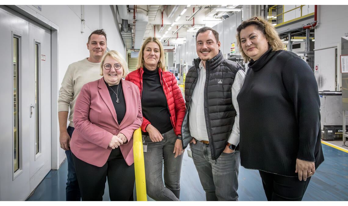 Treffen bei Mahle in Mühlacker (v.li.): Jakob Schleyer, der stellvertretende Betriebsratsvorsitzende bei Mahle Mühlacker, die SPD-Abgeordnete Katja Mast, die Bezirksleiterin der IG Metall, Barbara Resch, der Erste Bevollmächtigte Tom Wolters und die Betriebsratsvorsitzende Nektaria Christidou. Foto: Carlos Valdivieso