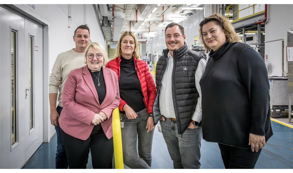 Treffen bei Mahle in Mühlacker (v.li.): Jakob Schleyer, der stellvertretende Betriebsratsvorsitzende bei Mahle Mühlacker, die SPD-Abgeordnete Katja Mast, die Bezirksleiterin der IG Metall, Barbara Resch, der Erste Bevollmächtigte Tom Wolters und die Betriebsratsvorsitzende Nektaria Christidou. Foto: Carlos Valdivieso