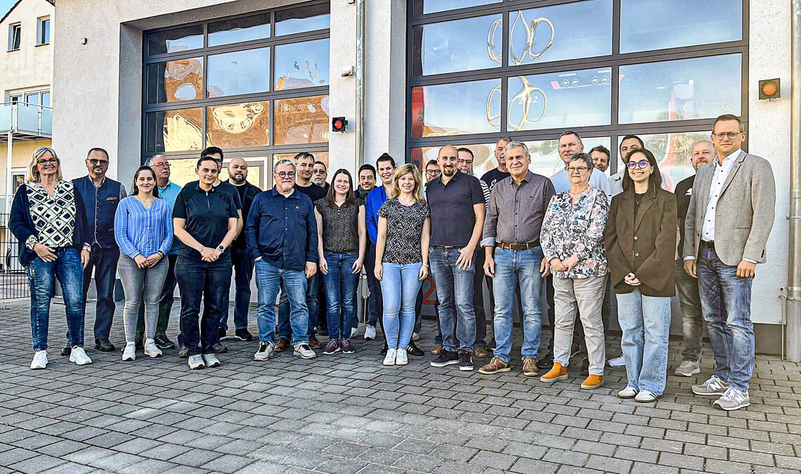 Treffen bei der Feuerwehr: Die Vertreterinnen und Vertreter der Enzberger Vereine und Institutionen mit OB Stephan Retter und der Stadtteilbeauftragten Sara Cevik (re.). Foto: ARGE