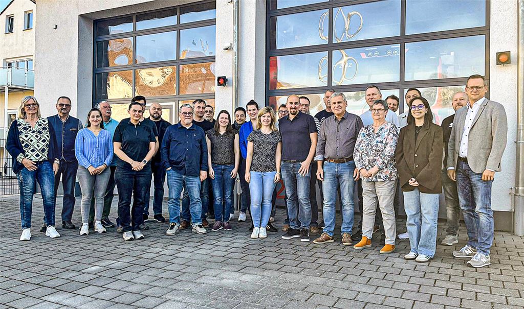 Treffen bei der Feuerwehr: Die Vertreterinnen und Vertreter der Enzberger Vereine und Institutionen mit OB Stephan Retter und der Stadtteilbeauftragten Sara Cevik (re.). Foto: ARGE