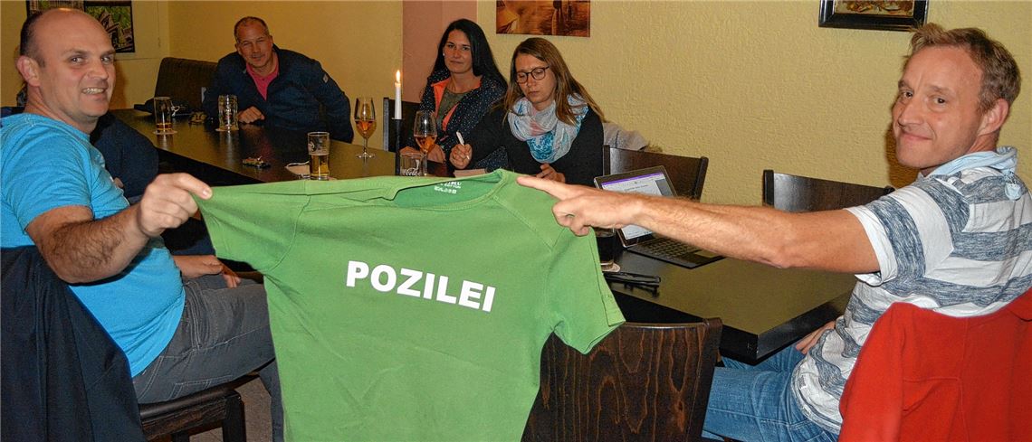 Treffen der Aktionsgruppe: Die Initiatoren Horst Wolf (links im Bild) und Stefan Mondon mit dem Markenzeichen der Dorf AG, dem grünen T-Shirt. Foto: Stahlfeld