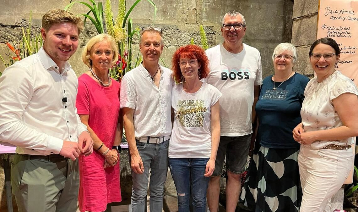 Gartenschau zeigt Enzkreis-Blütenkunst Treffen in Baiersbronn (v. li.): der CDU-Landtagskandidat Nico Gunzelmann, die Geschäftsführerin der Gartenschau, Cornelia Möhrlen, Frank Tichlers, Sina Bertsch und zwei weitere mitwirkende Floristen sowie die Landtagsabgeordnete Katrin Schindele. Fotos: privat