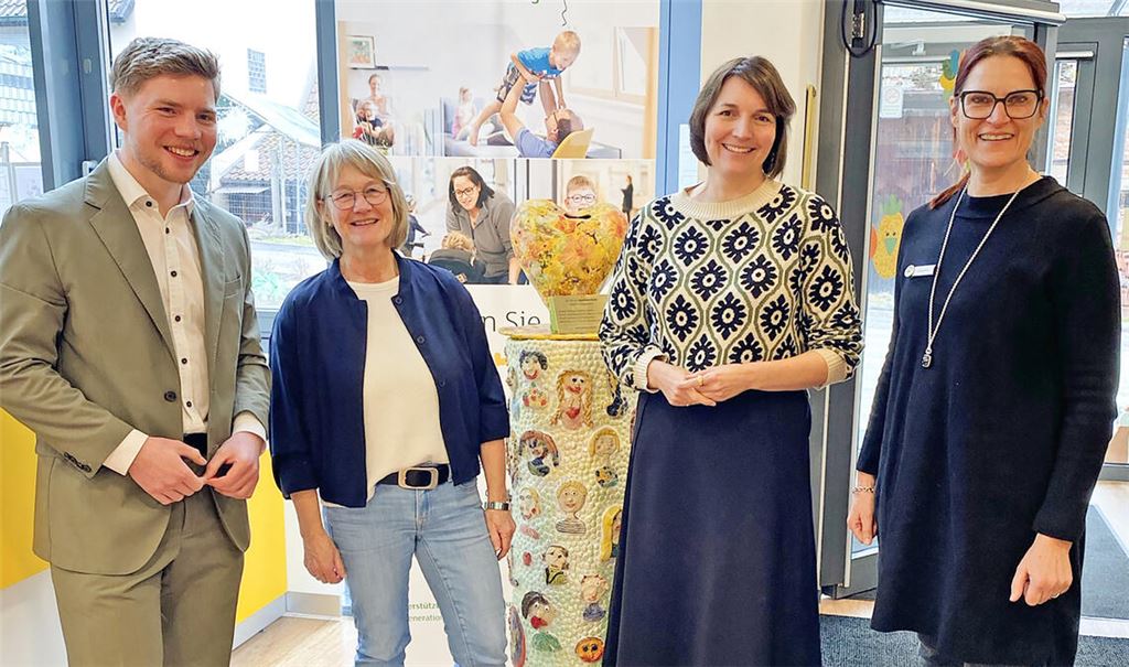 Treffen in Schützingen (v. li.): Kandidat Nico Gunzelmann, Leiterin Karin Eckstein, Staatssekretärin Mareike Wulf und Andrea Ebner, Bereichsleitung Marketing und Kommunikation bei der Familienherberge Lebensweg. Foto: privat
