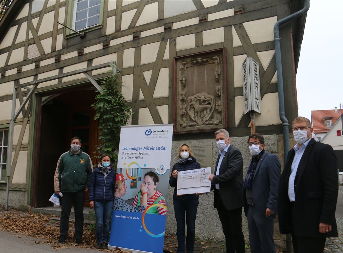 Treffen in Vaihingen: die Rotarier Tobias Oberauer, Hans-Ulrich Wetzel und Herbert Emmerich überreichen die Spende an Sandra Sailer, Sybill van Berg und Christian Hönekop (v.re.). Rieger