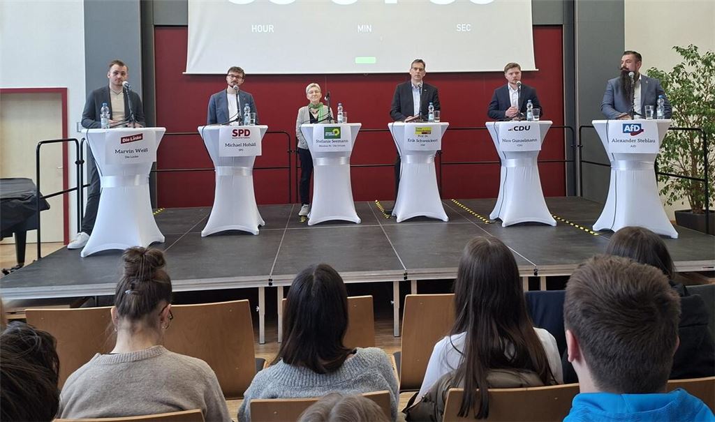 Treffen in der Aula der Blumhardt-Schule aufeinander: Marvin Weiß (Linke, v.li.), Michael Hofsäß (SPD), Stefanie Seemann (Grüne), Professor Dr. Erik Schweickert (FDP), Nico Gunzelmann (CDU) und Alexander Steblau (AfD). Foto: Dr. Bastian