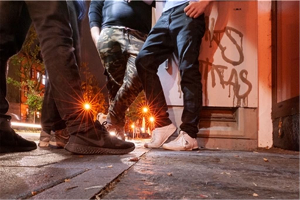 Treffpunkt Innenstadt: Nach der Corona-Zwangspause kehrt das Leben in die Mühlacker Bahnhofstraße zurück – und dabei geht es auch zu später Stunde nicht immer ruhig zu. Symbolbild: Fotomoment