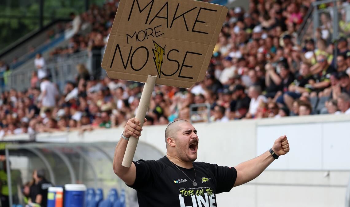 Treibt das Publikum auf der Haupttribüne des Gazi-Stadions zu Höchstleistungen an: Offensive Lineman Benhur Ayra als Stimmungsmacher.