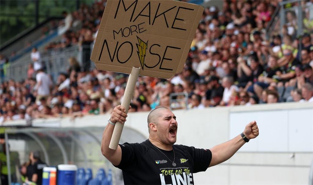Treibt das Publikum auf der Haupttribüne des Gazi-Stadions zu Höchstleistungen an: Offensive Lineman Benhur Ayra als Stimmungsmacher.